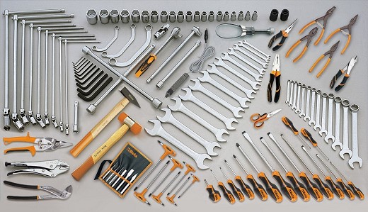 Carrello Con Assortimento Di Utensili