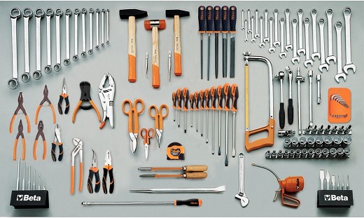 Parete Con Assortimento Di Utensili /U